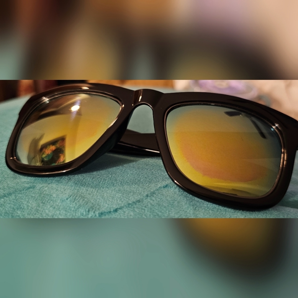 Sun glasses yellow iridescence lenses